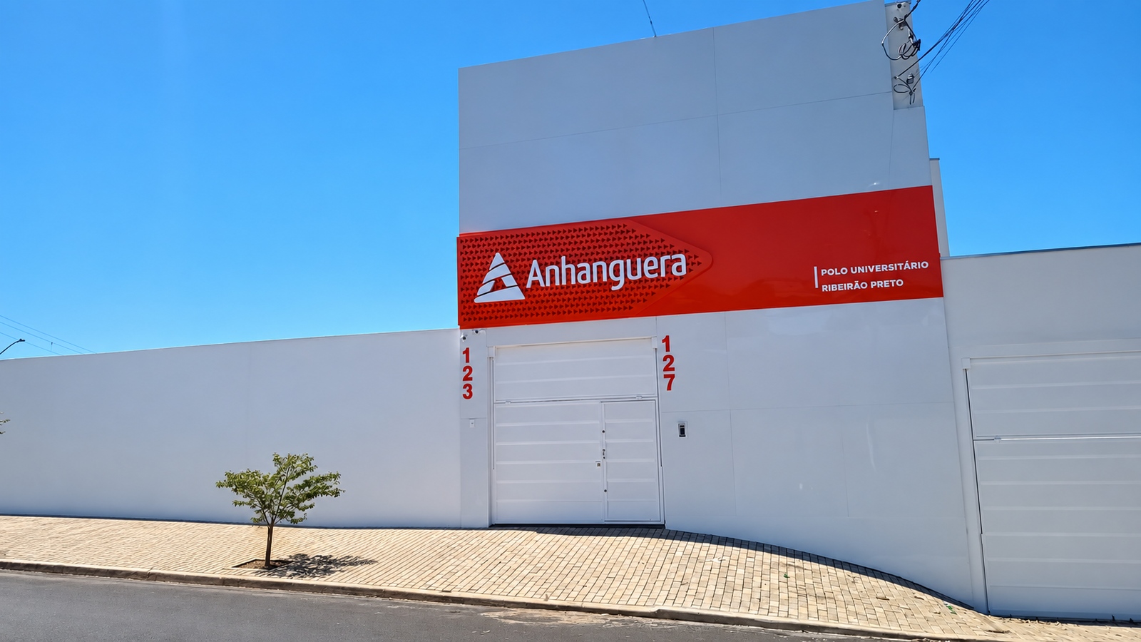 Fachada do Polo Anhanguera Planalto Verde, com identificação Anhanguera e entrada na avenida